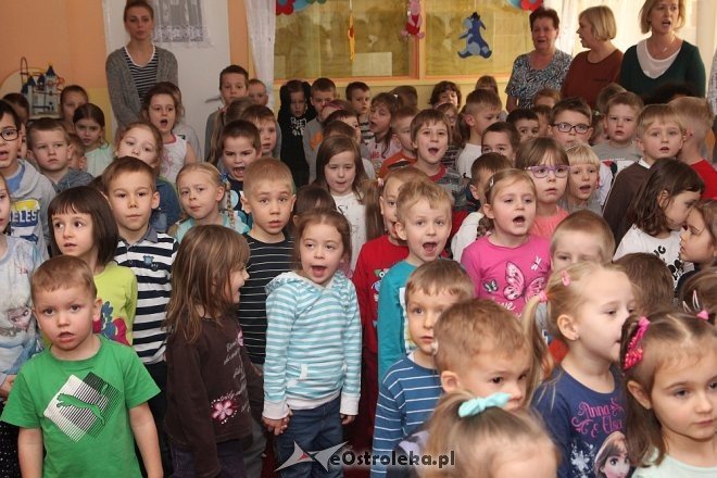 Koncert kolęd i pastorałek w Przedszkolu Miejskim nr 17 Kraina Misiów [WIDEO, ZDJĘCIA] - zdjęcie #25 - eOstroleka.pl
