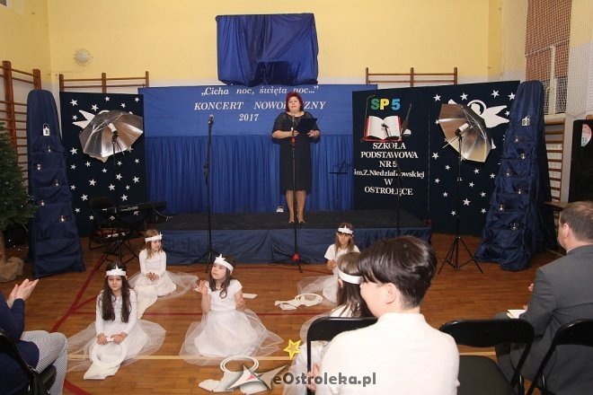 Koncert kolęd w Szkole Podstawowej nr 5 im. Zofii Niedziałkowskiej [WIDEO, ZDJĘCIA] - zdjęcie #2 - eOstroleka.pl