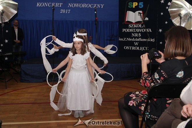 Koncert kolęd w Szkole Podstawowej nr 5 im. Zofii Niedziałkowskiej [WIDEO, ZDJĘCIA] - zdjęcie #15 - eOstroleka.pl