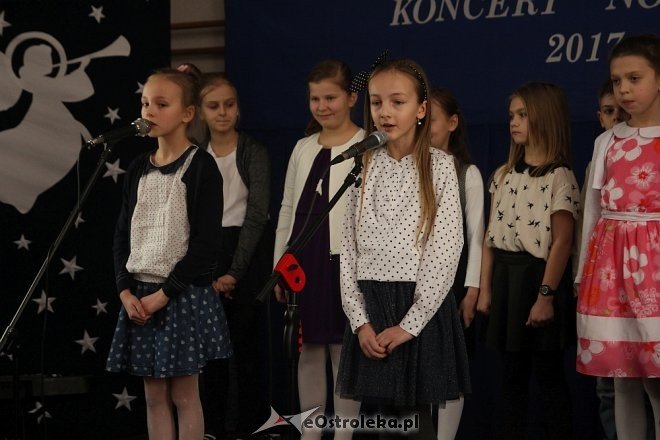 Koncert kolęd w Szkole Podstawowej nr 5 im. Zofii Niedziałkowskiej [WIDEO, ZDJĘCIA] - zdjęcie #45 - eOstroleka.pl