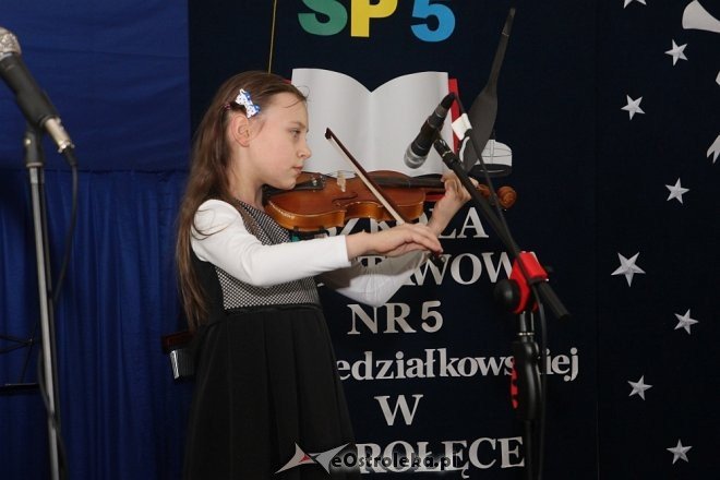 Koncert kolęd w Szkole Podstawowej nr 5 im. Zofii Niedziałkowskiej [WIDEO, ZDJĘCIA] - zdjęcie #48 - eOstroleka.pl