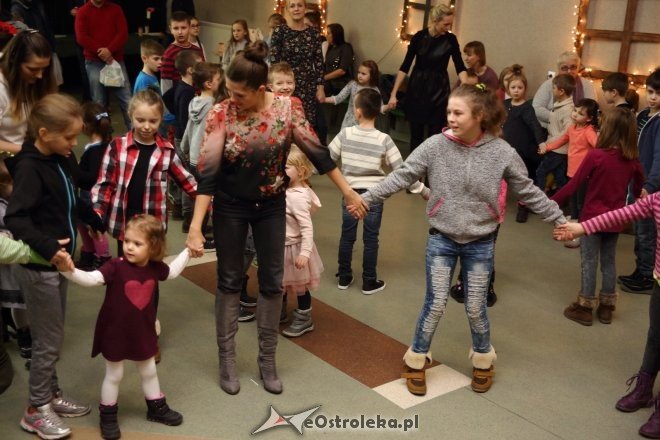 Zabawa choinkowa dla dzieci z osiedli Łazek i Stare Miasto [ZDJĘCIA] - zdjęcie #2 - eOstroleka.pl