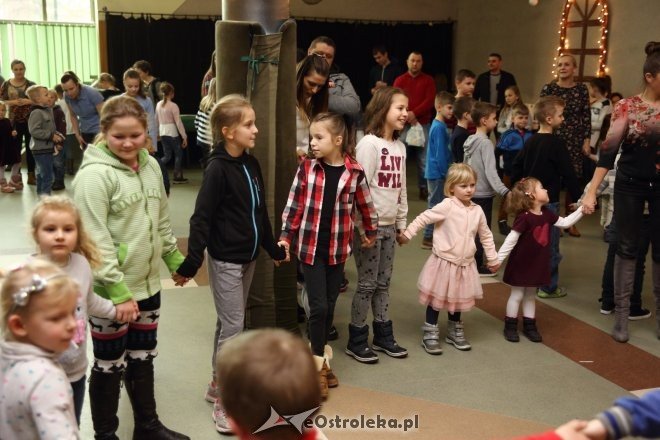 Zabawa choinkowa dla dzieci z osiedli Łazek i Stare Miasto [ZDJĘCIA] - zdjęcie #3 - eOstroleka.pl