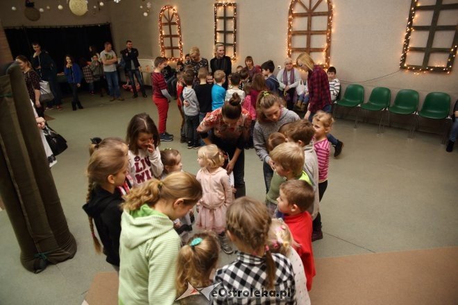 Zabawa choinkowa dla dzieci z osiedli Łazek i Stare Miasto [ZDJĘCIA] - zdjęcie #4 - eOstroleka.pl