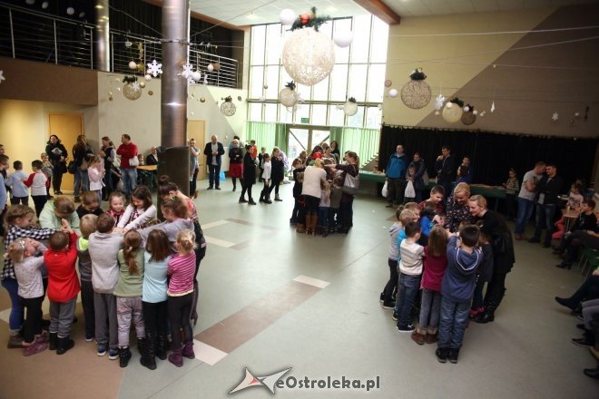 Zabawa choinkowa dla dzieci z osiedli Łazek i Stare Miasto [ZDJĘCIA] - zdjęcie #5 - eOstroleka.pl