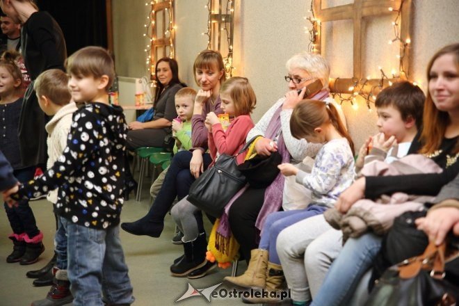Zabawa choinkowa dla dzieci z osiedli Łazek i Stare Miasto [ZDJĘCIA] - zdjęcie #9 - eOstroleka.pl