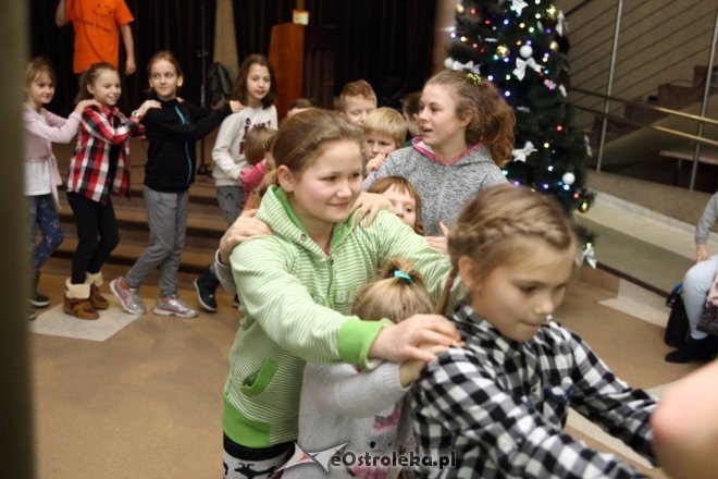 Zabawa choinkowa dla dzieci z osiedli Łazek i Stare Miasto [ZDJĘCIA] - zdjęcie #12 - eOstroleka.pl