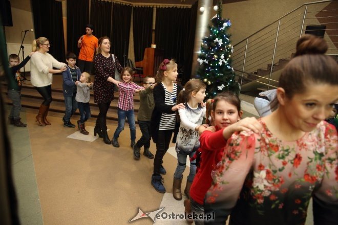 Zabawa choinkowa dla dzieci z osiedli Łazek i Stare Miasto [ZDJĘCIA] - zdjęcie #15 - eOstroleka.pl