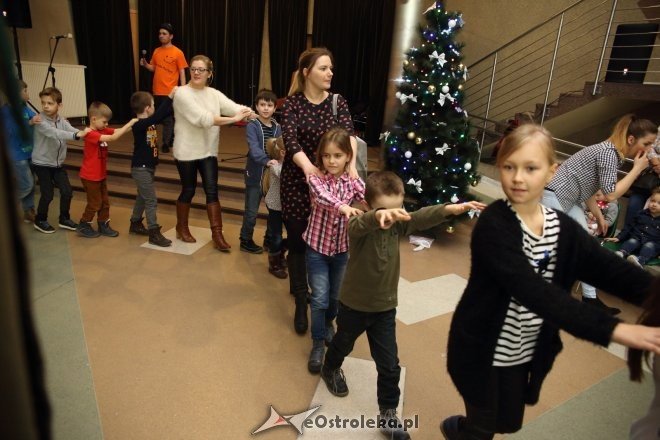 Zabawa choinkowa dla dzieci z osiedli Łazek i Stare Miasto [ZDJĘCIA] - zdjęcie #16 - eOstroleka.pl