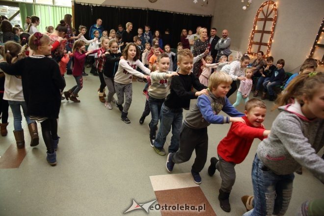 Zabawa choinkowa dla dzieci z osiedli Łazek i Stare Miasto [ZDJĘCIA] - zdjęcie #24 - eOstroleka.pl