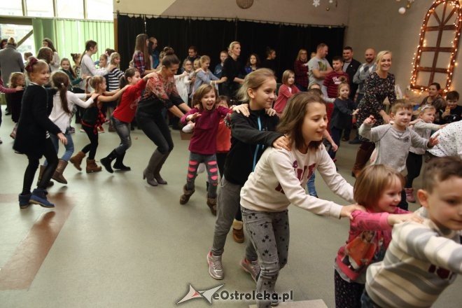 Zabawa choinkowa dla dzieci z osiedli Łazek i Stare Miasto [ZDJĘCIA] - zdjęcie #25 - eOstroleka.pl
