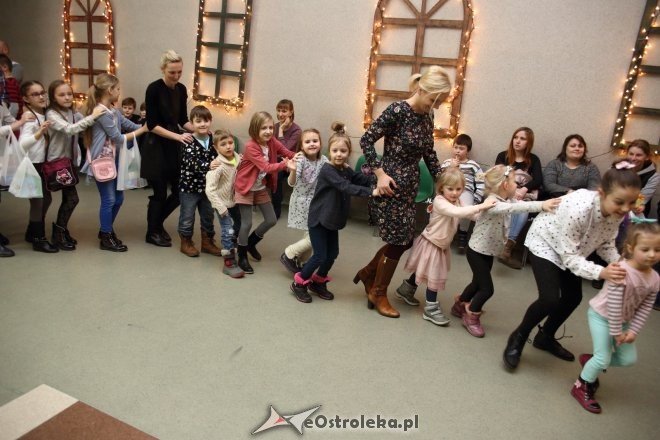 Zabawa choinkowa dla dzieci z osiedli Łazek i Stare Miasto [ZDJĘCIA] - zdjęcie #26 - eOstroleka.pl