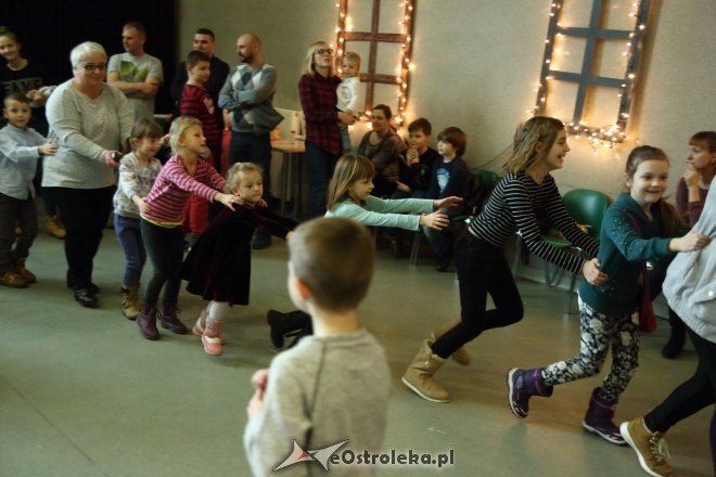 Zabawa choinkowa dla dzieci z osiedli Łazek i Stare Miasto [ZDJĘCIA] - zdjęcie #28 - eOstroleka.pl