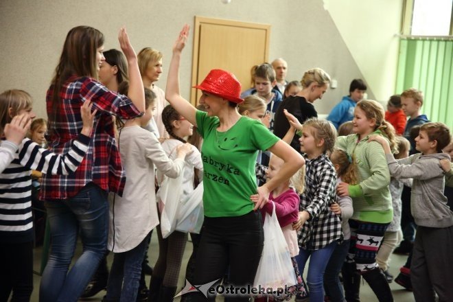 Zabawa choinkowa dla dzieci z osiedli Łazek i Stare Miasto [ZDJĘCIA] - zdjęcie #29 - eOstroleka.pl