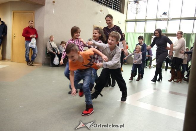 Zabawa choinkowa dla dzieci z osiedli Łazek i Stare Miasto [ZDJĘCIA] - zdjęcie #32 - eOstroleka.pl