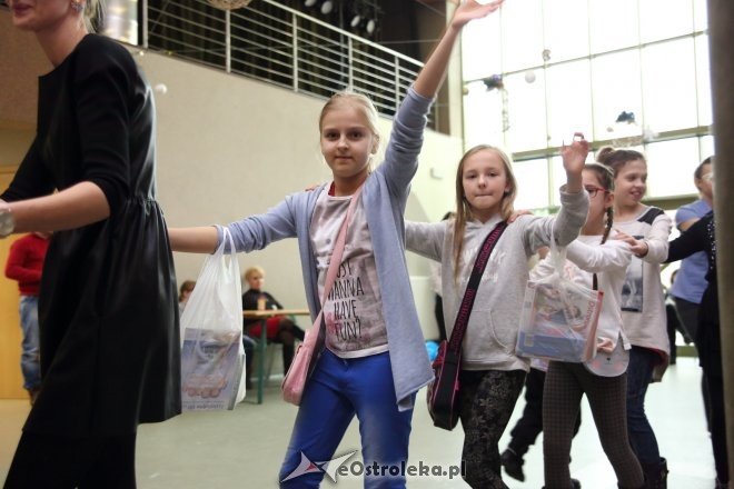 Zabawa choinkowa dla dzieci z osiedli Łazek i Stare Miasto [ZDJĘCIA] - zdjęcie #35 - eOstroleka.pl