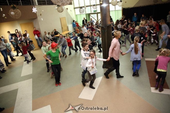 Zabawa choinkowa dla dzieci z osiedli Łazek i Stare Miasto [ZDJĘCIA] - zdjęcie #14 - eOstroleka.pl