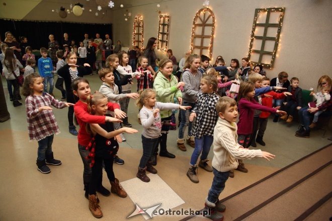 Zabawa choinkowa dla dzieci z osiedli Łazek i Stare Miasto [ZDJĘCIA] - zdjęcie #13 - eOstroleka.pl