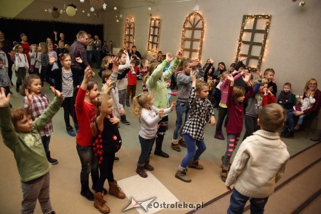 Zabawa choinkowa dla dzieci z osiedli Łazek i Stare Miasto [ZDJĘCIA] - zdjęcie #12 - eOstroleka.pl
