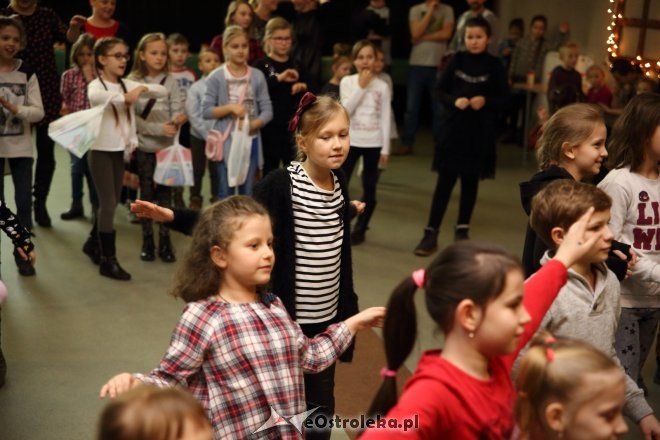 Zabawa choinkowa dla dzieci z osiedli Łazek i Stare Miasto [ZDJĘCIA] - zdjęcie #8 - eOstroleka.pl