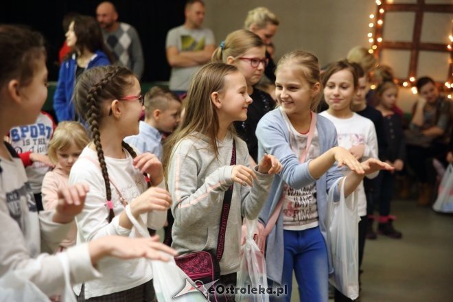 Zabawa choinkowa dla dzieci z osiedli Łazek i Stare Miasto [ZDJĘCIA] - zdjęcie #5 - eOstroleka.pl