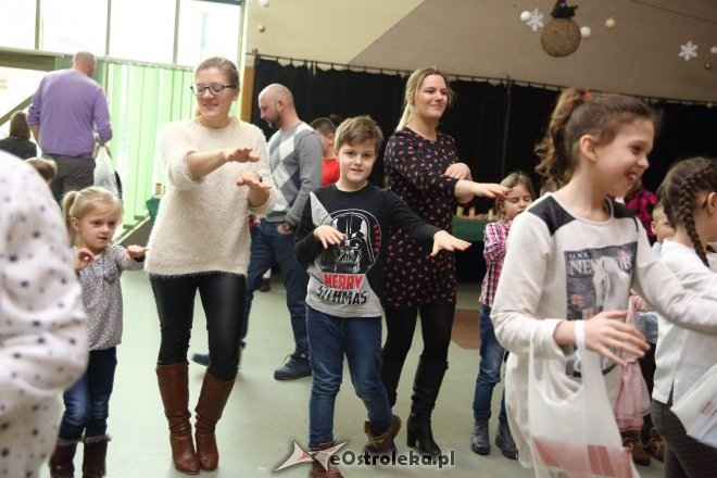 Zabawa choinkowa dla dzieci z osiedli Łazek i Stare Miasto [ZDJĘCIA] - zdjęcie #4 - eOstroleka.pl