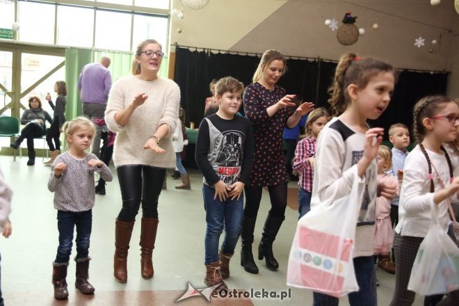 Zabawa choinkowa dla dzieci z osiedli Łazek i Stare Miasto [ZDJĘCIA] - zdjęcie #3 - eOstroleka.pl