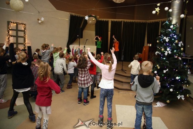 Zabawa choinkowa dla dzieci z osiedli Łazek i Stare Miasto [ZDJĘCIA] - zdjęcie #2 - eOstroleka.pl