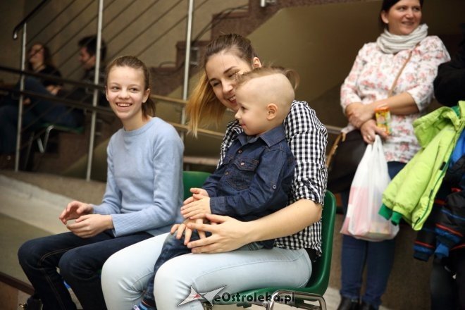 Zabawa choinkowa dla dzieci z osiedli Łazek i Stare Miasto [ZDJĘCIA] - zdjęcie #1 - eOstroleka.pl