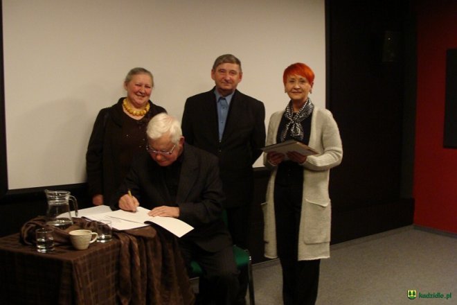 Spotkanie z dr Jerzym Kijowskim w kadzidlańskim Kinie za Rogiem [ZDJĘCIA] - zdjęcie #25 - eOstroleka.pl