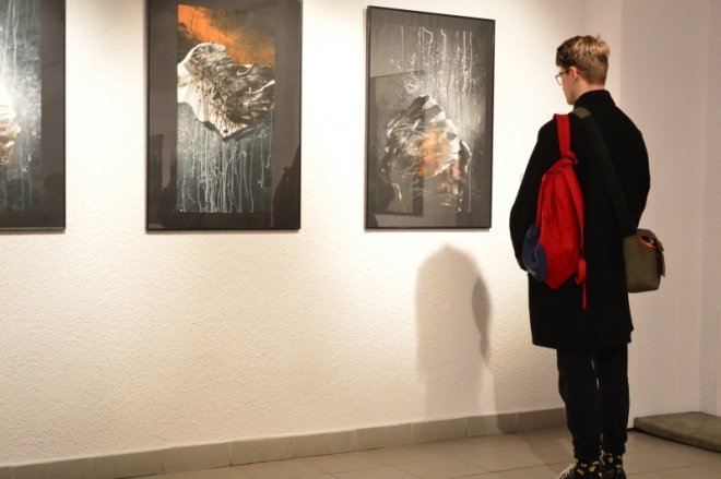 Wernisaż wystawy malarstwa Piotra Kobrzyńskiego [09.02.2017] - zdjęcie #24 - eOstroleka.pl