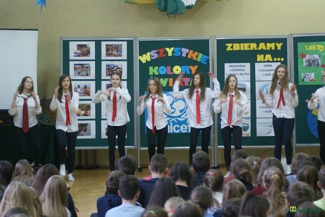 Akcja „Wszystkie Kolory Świata” ponownie zawitała do kadzidlańskiego gimnazjum [ZDJĘCIA] - zdjęcie #14 - eOstroleka.pl