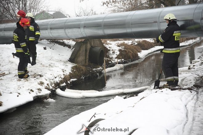 Wyciek ropy do rzeki w Ostrołęce [17.02.2017] - zdjęcie #10 - eOstroleka.pl