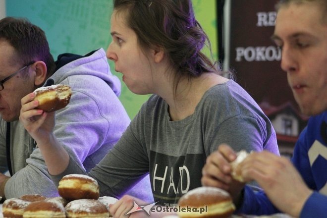 27-letni Dawid Kuriata mistrzem w jedzeniu pączków [ZDJĘCIA] - zdjęcie #41 - eOstroleka.pl
