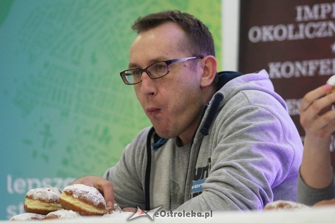 27-letni Dawid Kuriata mistrzem w jedzeniu pączków [ZDJĘCIA] - zdjęcie #45 - eOstroleka.pl