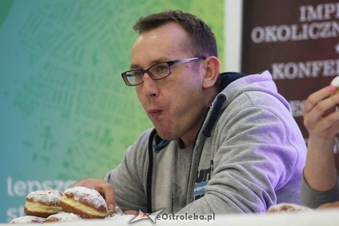 27-letni Dawid Kuriata mistrzem w jedzeniu pączków [ZDJĘCIA] - zdjęcie #1 - eOstroleka.pl